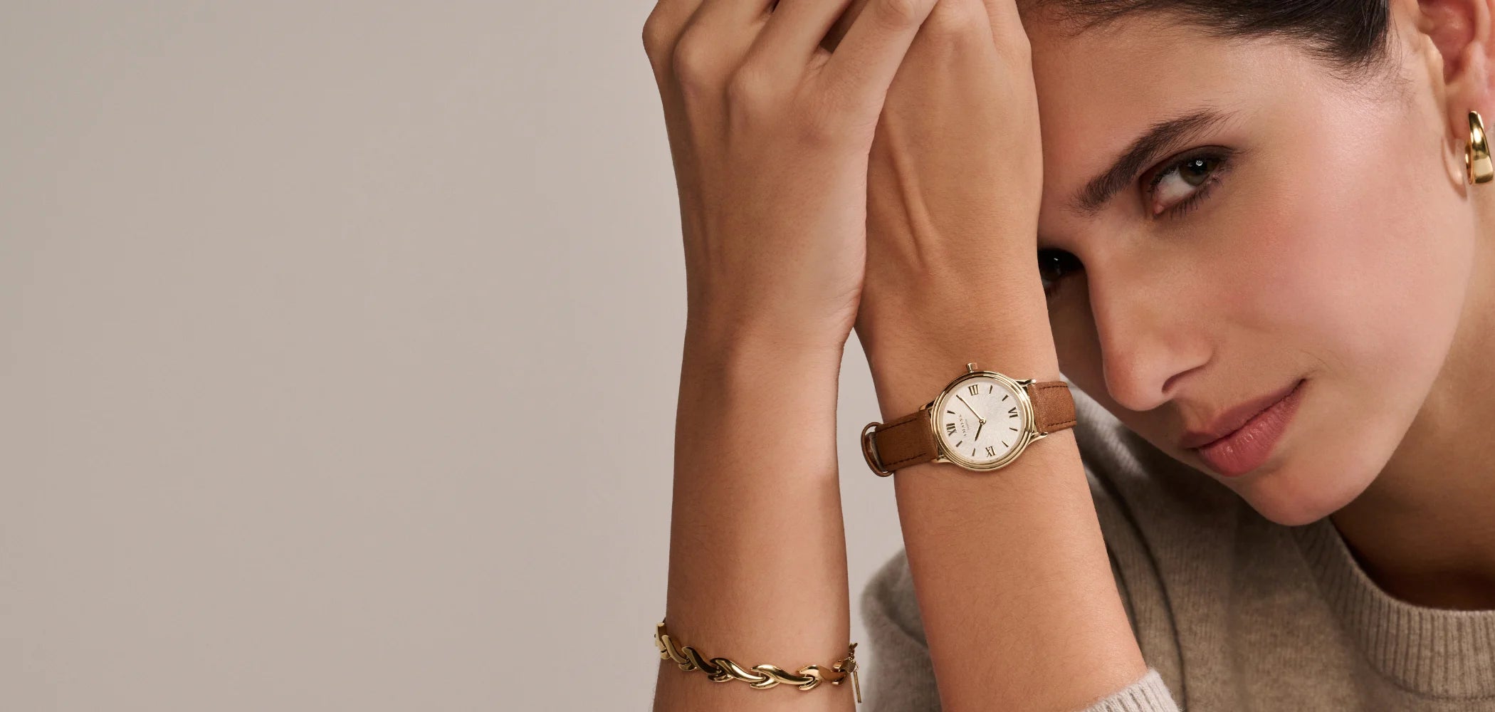 AMALYS ikonikus óra – nő viseli a csuklóján
