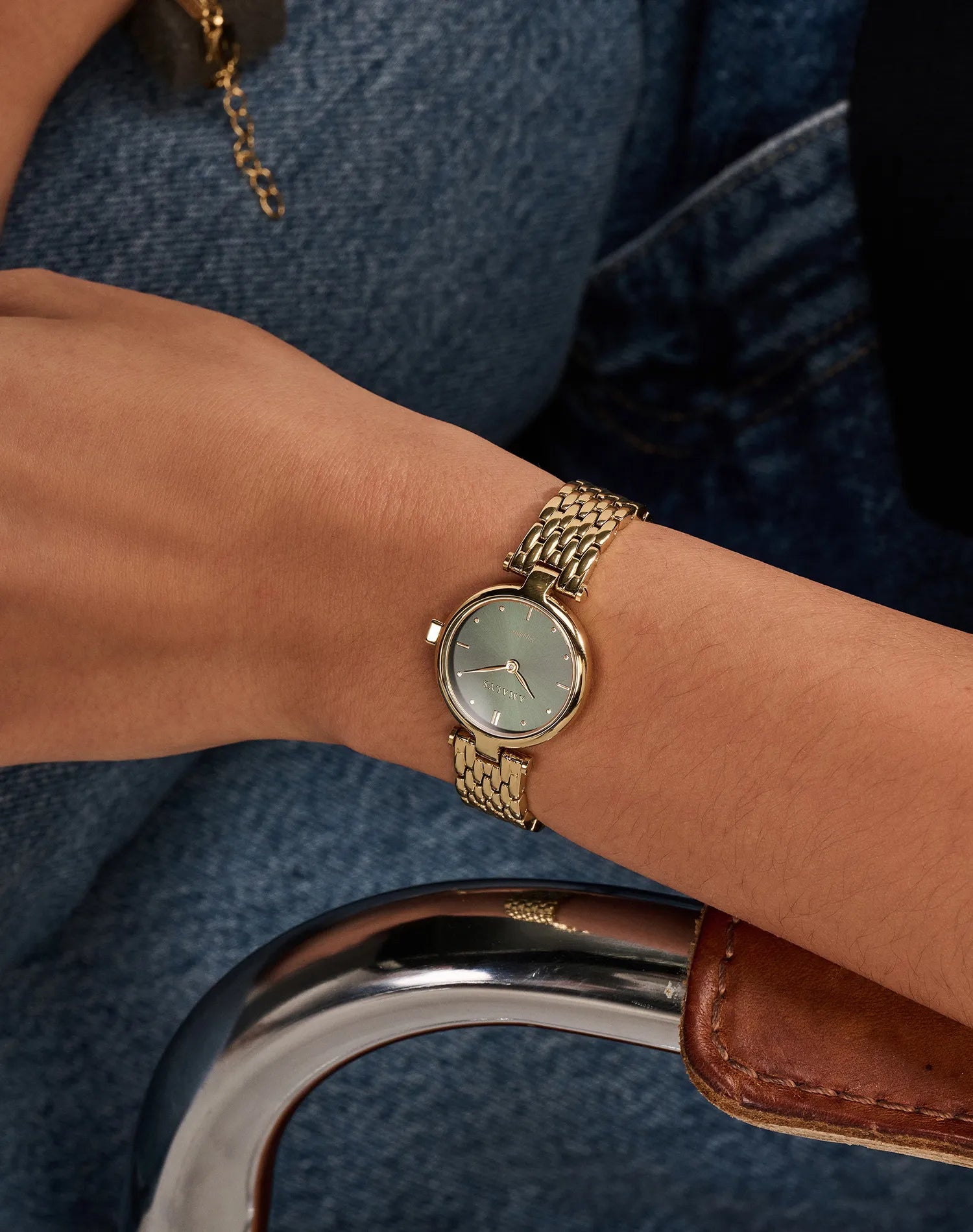 AMALYS elegáns nő óraviseletben