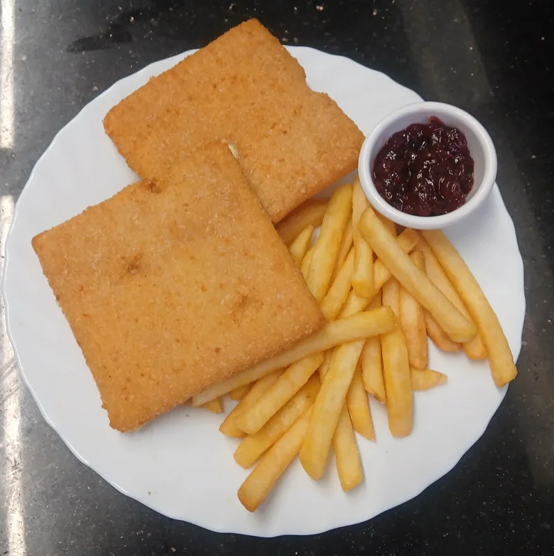 Gebackener Emmentaler mit Pommes und Preiselbeeren