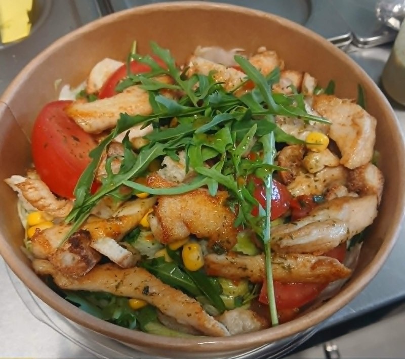 Gegrillte Hühnerstreifen Salat