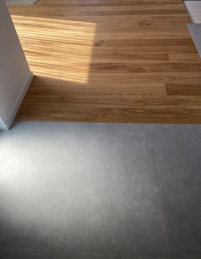 Parkettboden Schwedischer Boden von oben mit Übergang zu Fliesenboden