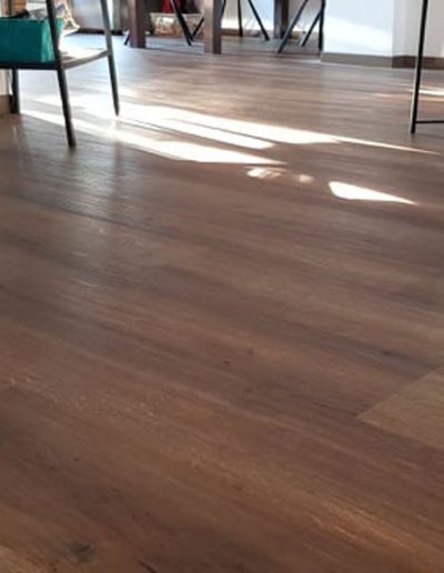 Vinylboden in Holz-Parkettoptik – Wohnzimmer