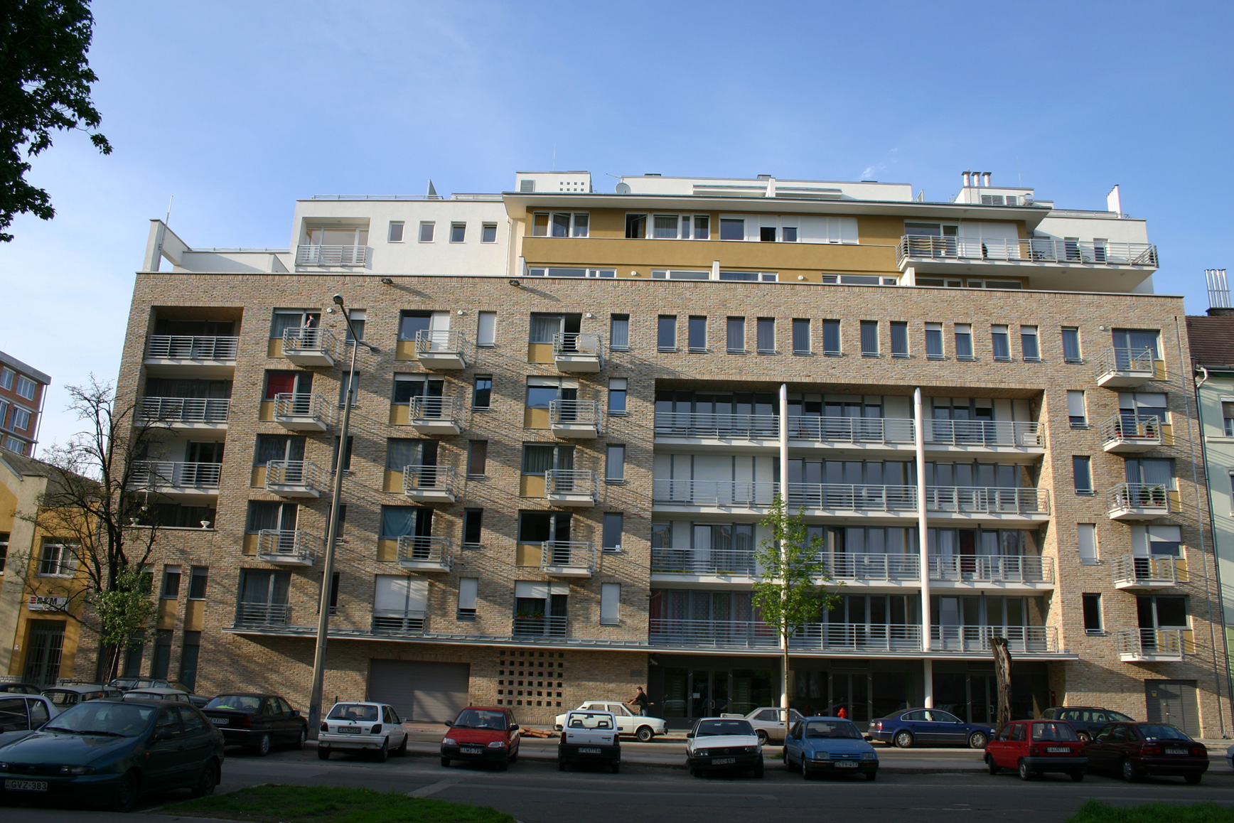 Társasházak